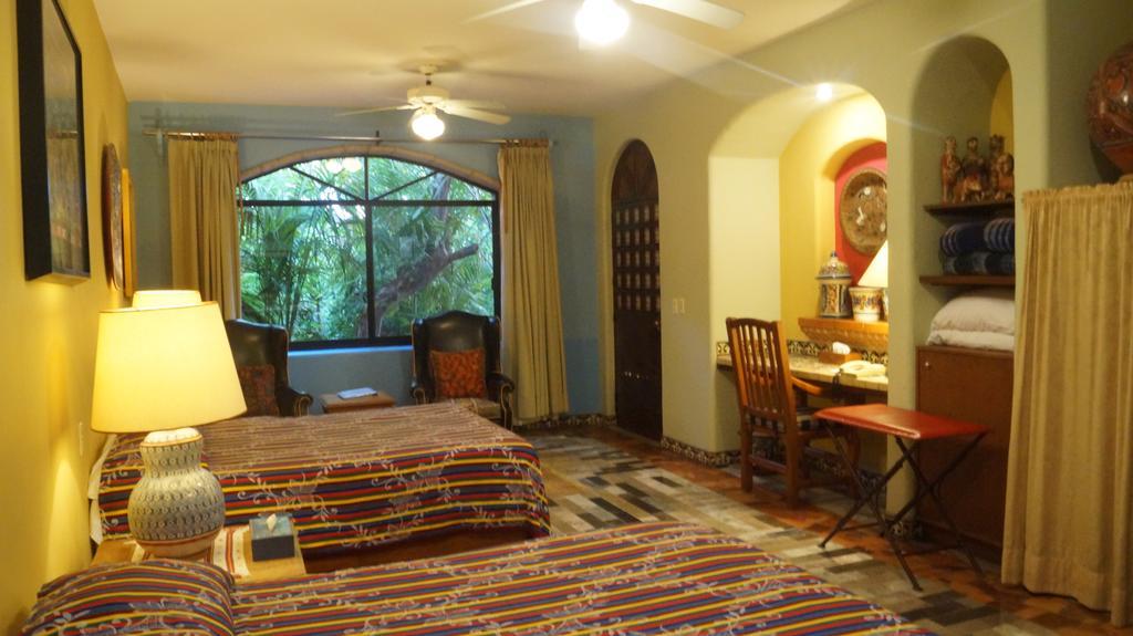 Casa De Las Flores Bed & Breakfast Tlaquepaque Dış mekan fotoğraf
