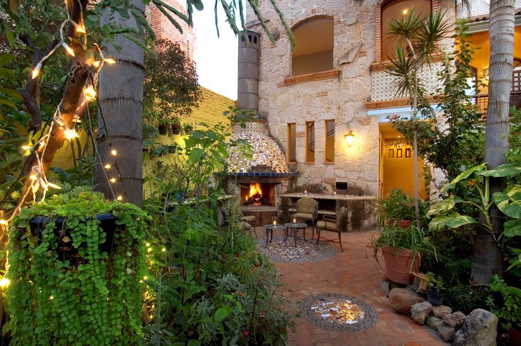 Casa De Las Flores Bed & Breakfast Tlaquepaque Dış mekan fotoğraf