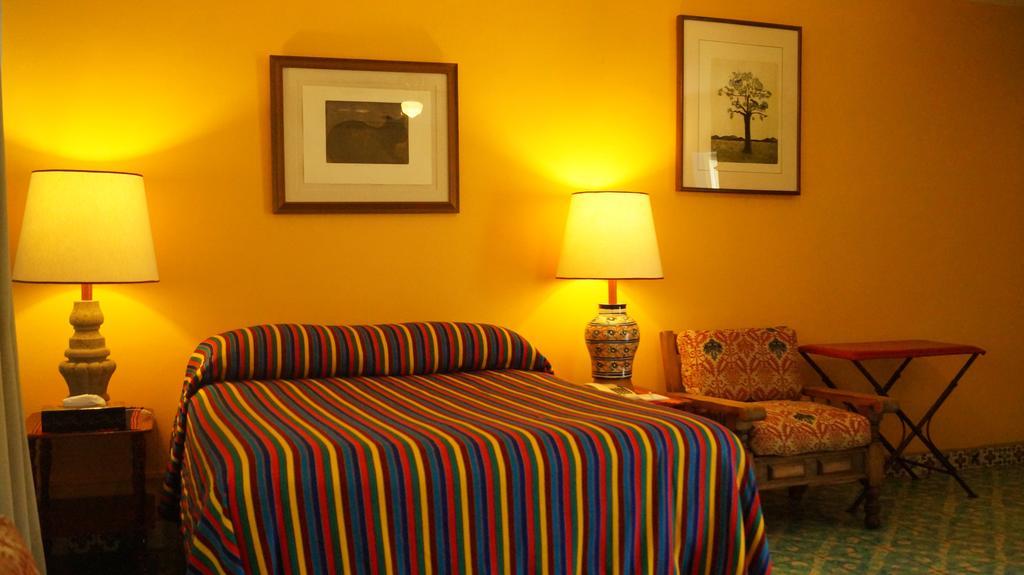 Casa De Las Flores Bed & Breakfast Tlaquepaque Oda fotoğraf